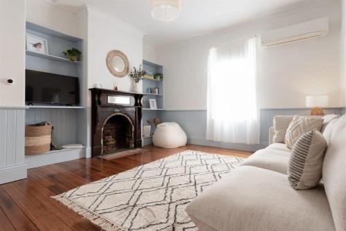 South Launceston House | Charming Little Home Close To The City w Parking And Wifi