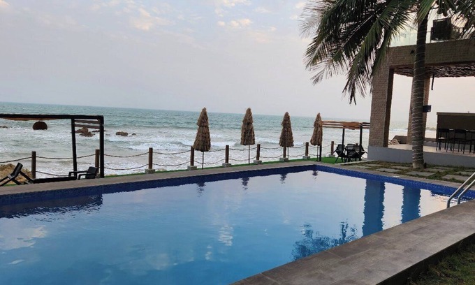 Accra Apartment | Charming luxury 2-bedroom apartment with Sea Views. 60 mins from Accra Airport.