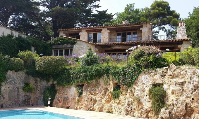 Biot Villa | Charming, luxury villa in Biot, 4 bedrooms, sea view, large pool and garden.