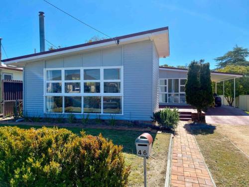 Stanthorpe House | Charming Mid Century Bungalow- Entire home