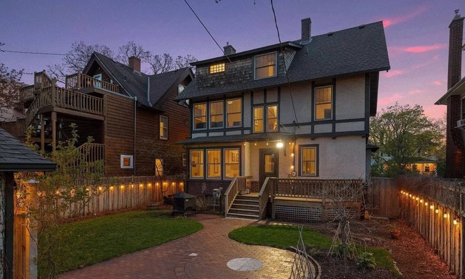 Carag House | Charming Minneapolis home just steps away from Minneapolis Chain of Lakes