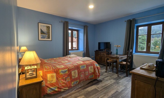Rehaupal Bed & Breakfast | Charming Myosotis Room with Garden and DVD