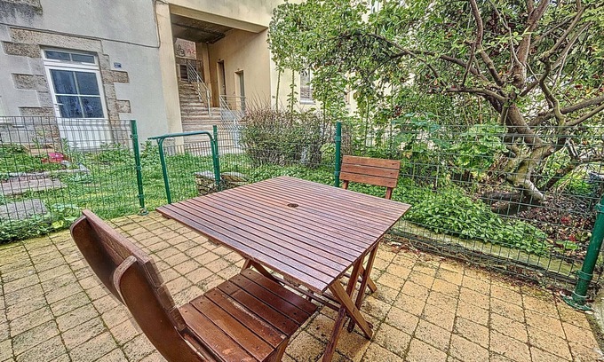 Granville Apartment | Charming newly renovated studio with terrace - pets allowed, free Wi-Fi