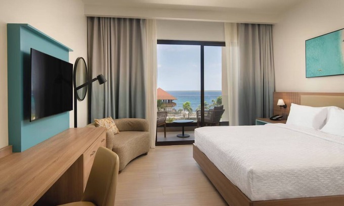 La Romana Hotel | Charming Oceanfront Stay – w/Balcony, Outside Pool & Free Parking