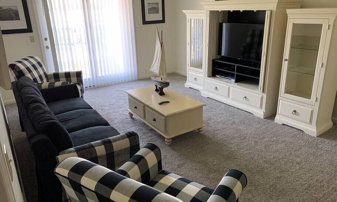 Oshkosh Apartment | Charming Oshkosh Residence Near Fox River With Underground Parking