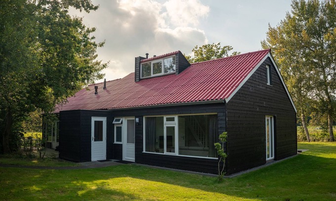 Midlaren House | Charming Park Home in Drenthe