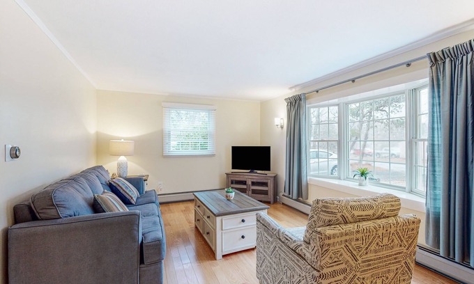 East Harwich House | Charming ranch home with fast WiFi, central air conditioning, & a washer/dryer