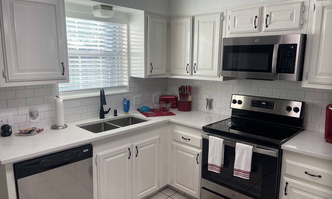 Tyler House | Charming Red Brick Duplex , Minutes away from Hospitals & UT university !