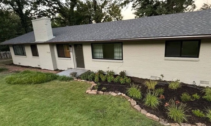 Fayetteville House | Charming remodeled home built in 1960's 4 blocks from Rzrbk Stad & Bud Walton!