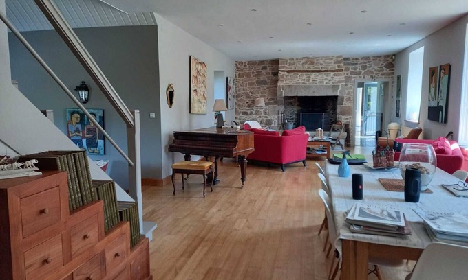 Penvenan House | Charming residence in a floral park.