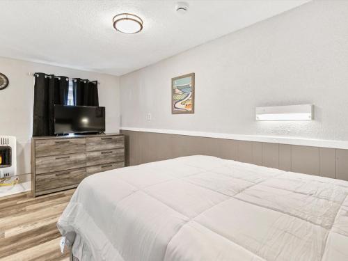 Sparks Apartment | Charming Retro Property 8