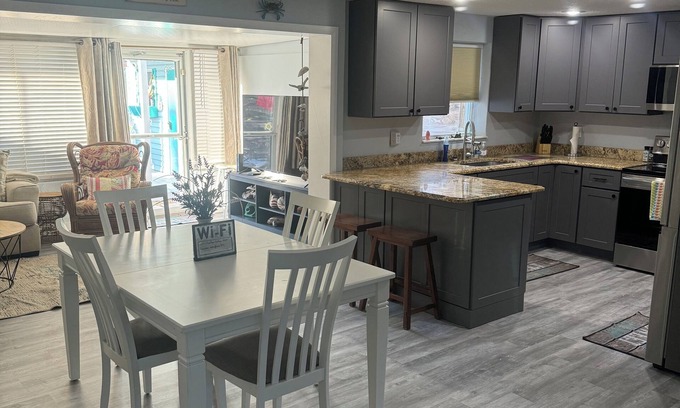 Weeki Wachee Gardens Cottage | CHARMING Riverfront Cottage. FREE KAYAKS, CANOE & MORE