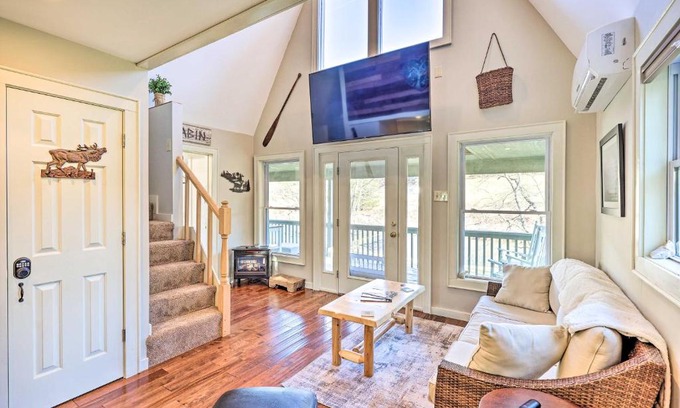 West Jefferson House | Charming Riverfront Cabin with Yard and Porch!