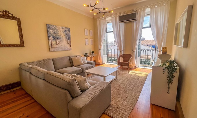 Santos House | Charming Santos 6 Bedroom Apartment III