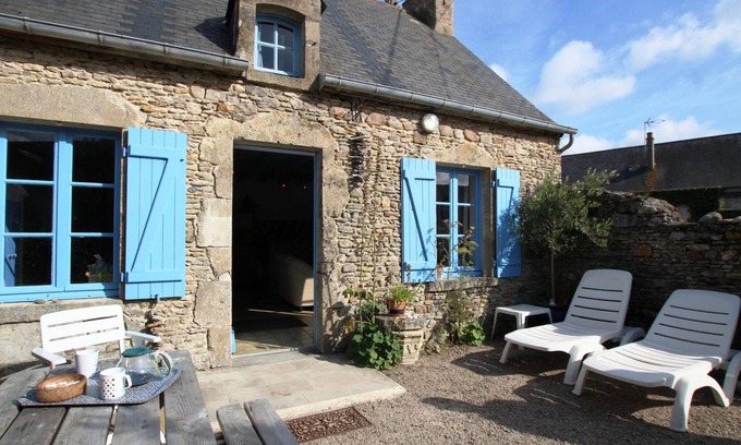 Saint-Marcouf Cottage | Charming seaside cottage with private parking and terrace