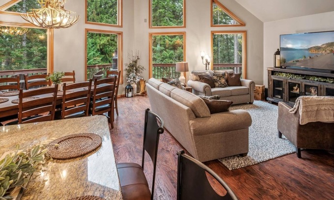 Sagle House | Charming Secluded 3-bedroom house in Sagle ID close to Lake and Schweitzer Ski