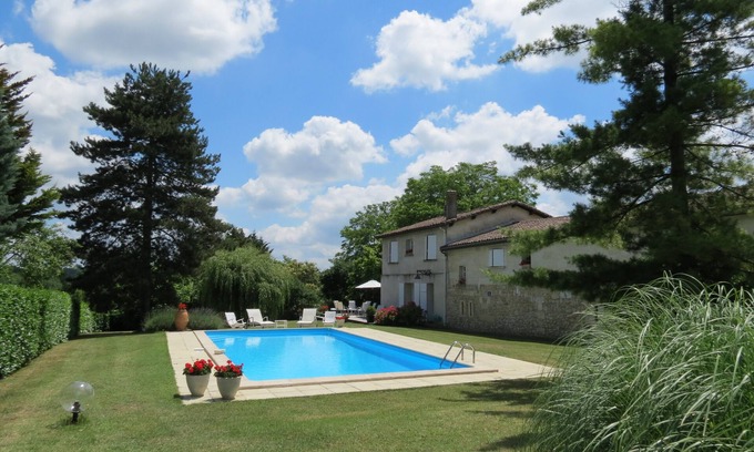 Bouliac House | Charming stone house in a park with trees on the hillsides of Bordeaux