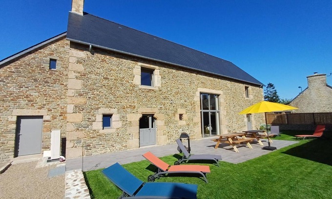Ceaux Cottage | Charming Stone House with Garden in Céaux