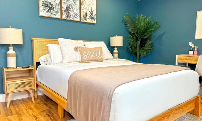 Williams Lake Apartment | Charming Studio Room | 5 Min to DownTown | Self Check-In | 75" TV