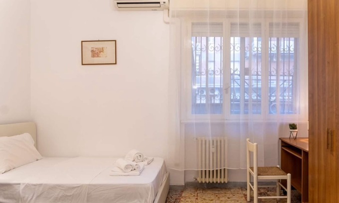 Cinecitta Apartment | Charming studio in Roma with AC, WiFi, WASHING MACHINE for upto 3 person.