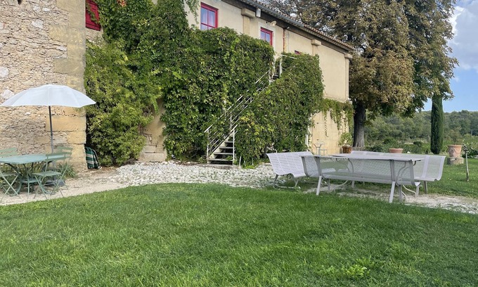 Rognes Apartment | Charming studio in the heart of a Provencal vineyard!