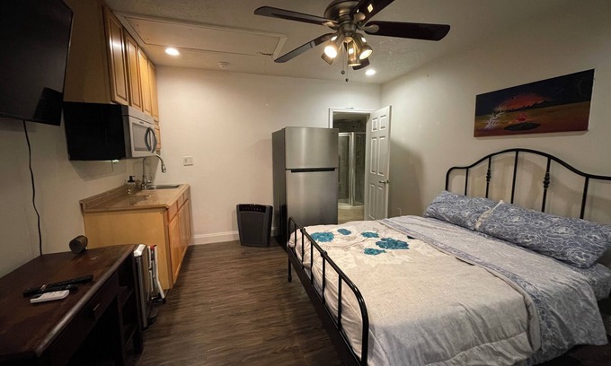 Palm Harbor Apartment | Charming studio & kitchenette in wonderful Palm Harbor with AC & laundry access