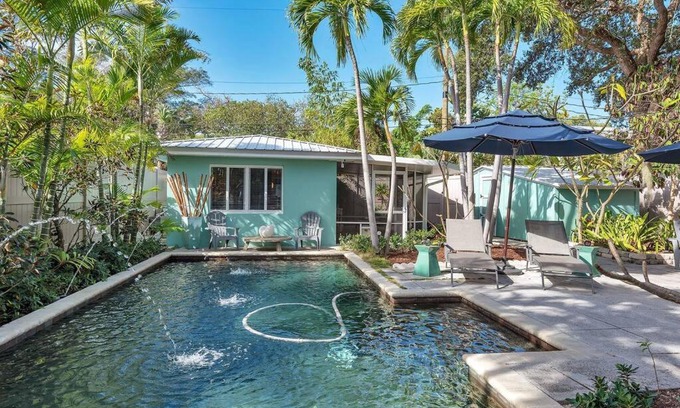 Lake Worth Apartment | Charming Studio w Pool One Mile to Beach Pets Welcome