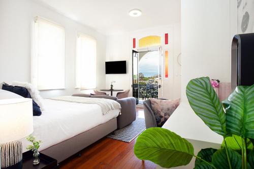 Glebe Apartment | Charming Studio With Balcony in Inner-City Glebe