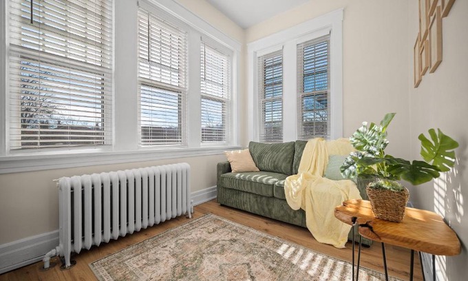 Pittsburgh Apartment | Charming Studio with Sun Room Sleeps 4