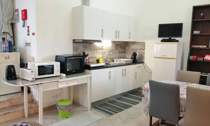 Medronhal Apartment | Charming studio with WiFi and AC in fantastic Cidade