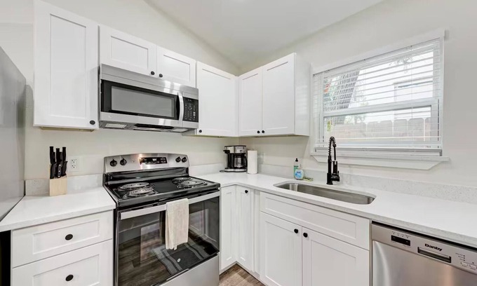 West Campus Apartment | Charming studio with WiFi and AC in Austin