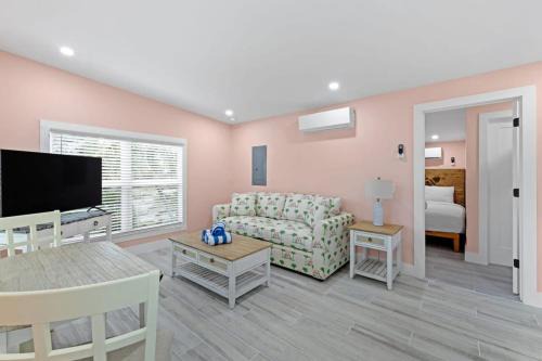 Sanibel Apartment | Charming Suite with Balcony and Bikes in Historic Sandpiper Inn