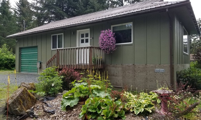 Juneau House | Charming Sunny Cottage, minutes from airport/ferry - self check in