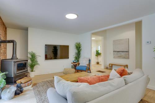 Swan Lake House | Charming Swan Lake Apartment with Deck!