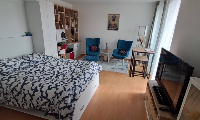 Hyeres City Centre Apartment | Charming T1 with balcony in Hyères