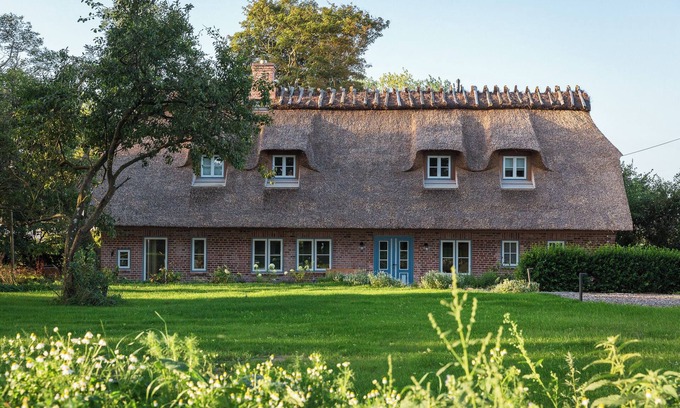 Nieby House | Charming thatched cottage on the edge of a field with fireplace