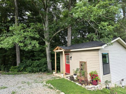 Baxter House | Charming Tiny Cottage in the Woods near Center Hill Lake for a Romantic Getaway near Baxter, Tennessee