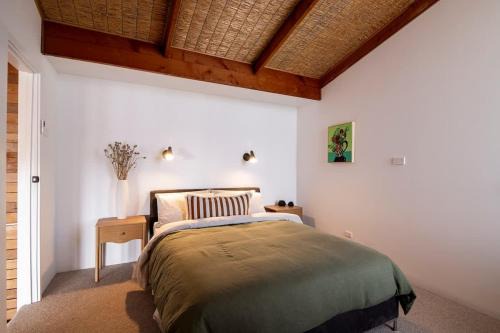 Encounter Bay Ski Chalet | Charming Tree House Short Stroll to the Beach