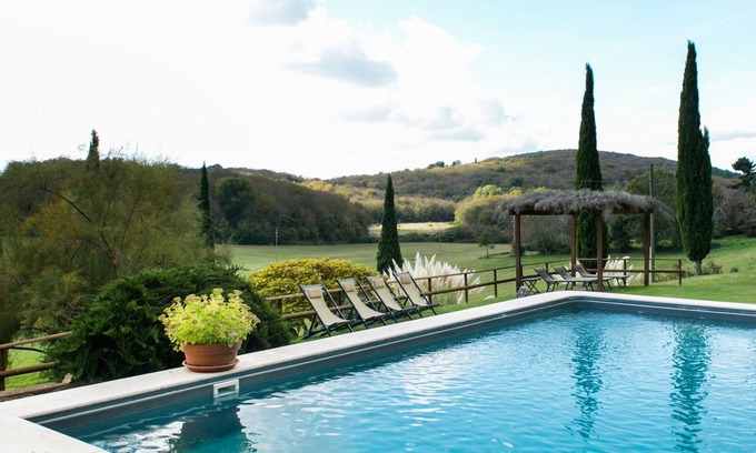 Simignano House | Charming Tuscan Villa with pool, hot tub, A/C, Siena 15 km