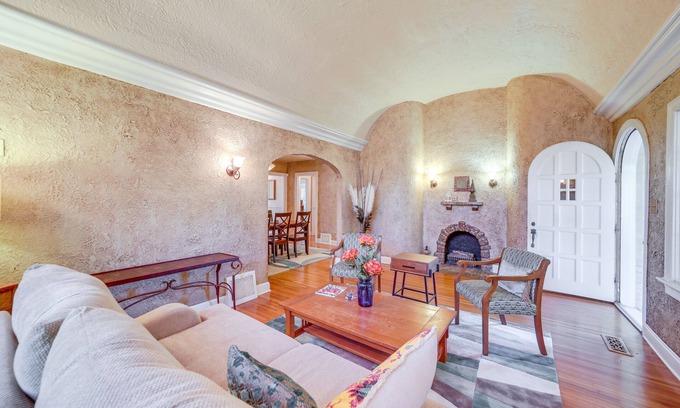 Florence Park Cottage | Charming Tusla Home ~ Half-Mi to Expo Square!