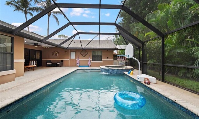 Wellington House | Charming, updated and relaxing 4-bedroom house with a pool in lovely Wellington
