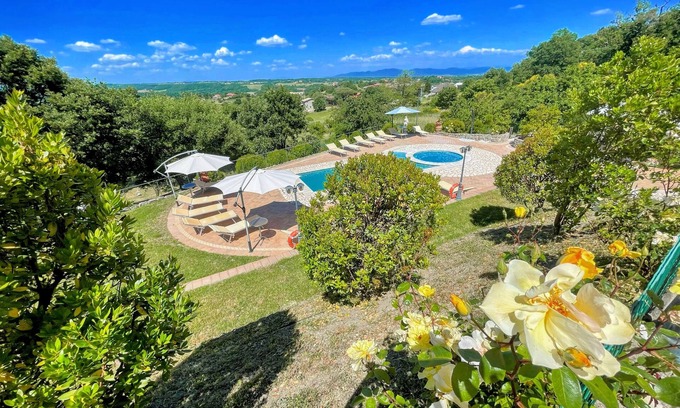 Montefiascone Villa | Charming villa in Umbria - sleeps 16 - lake view - Pool, jacuzzi and events room