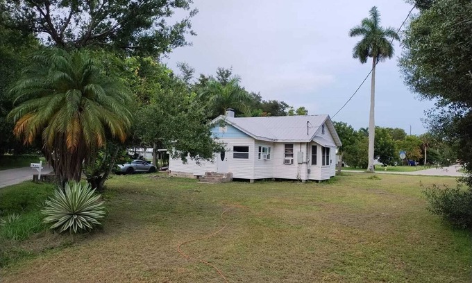 Alabama Grove Terrace House | Charming Vintage Honeymoon Cottage