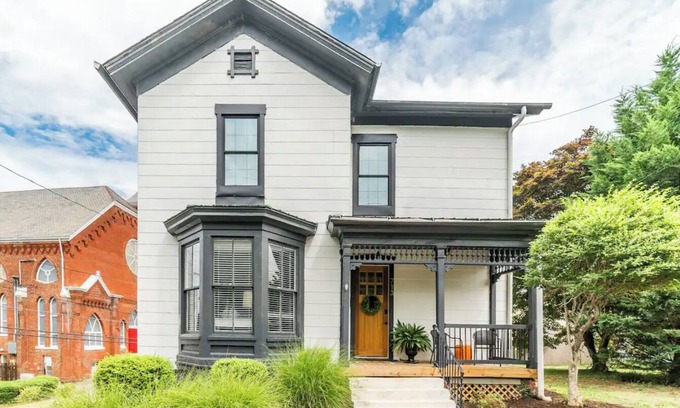 Diamond Hill House | Charming Walkable Downtown Getaway w/Coffee Bar!