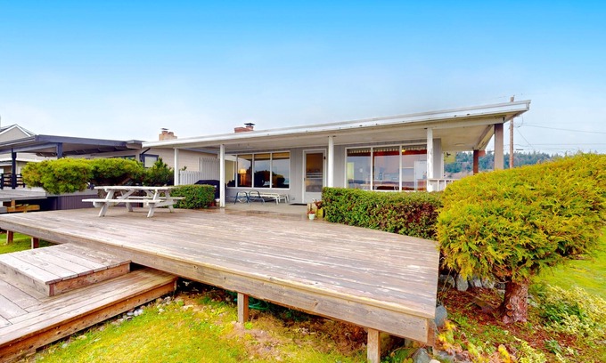Camano Island House | Charming waterfront home with expansive deck & gorgeous sunset views