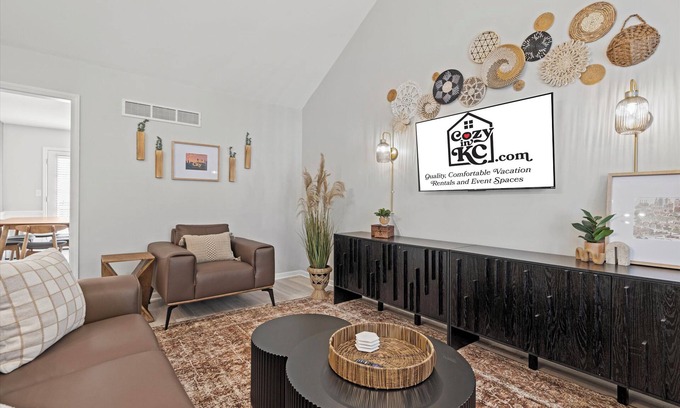 West Plaza Apartment | Charming Westwood Escape – Sleeps 6, Walk to Park & Plaza!