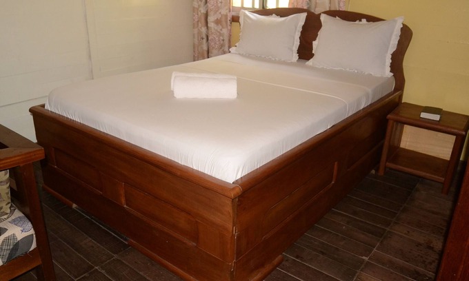 Kribi House | Charming wooden bungalow by the river, environmentally friendly.