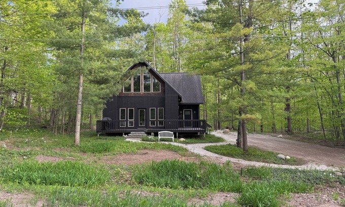 Harbor Springs Ski Chalet | Charming Year-Round Harbor Springs Chalet: Near Nub's Nob, Golf & Lk Michigan