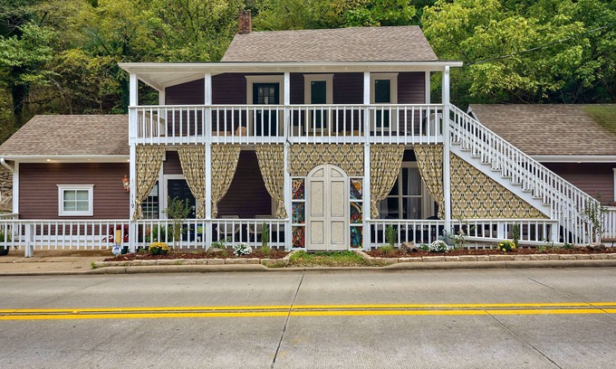 Eureka Springs Historic District Cottage | Chateau Cottage - Ground Floor