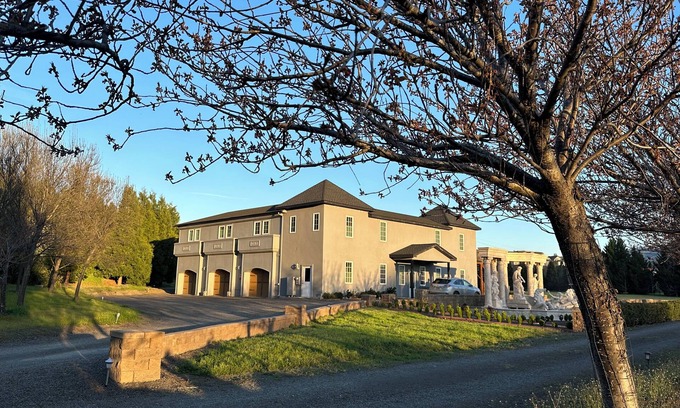 Ashland House | Chateau Herb ~ Juliet Carriage House Studio